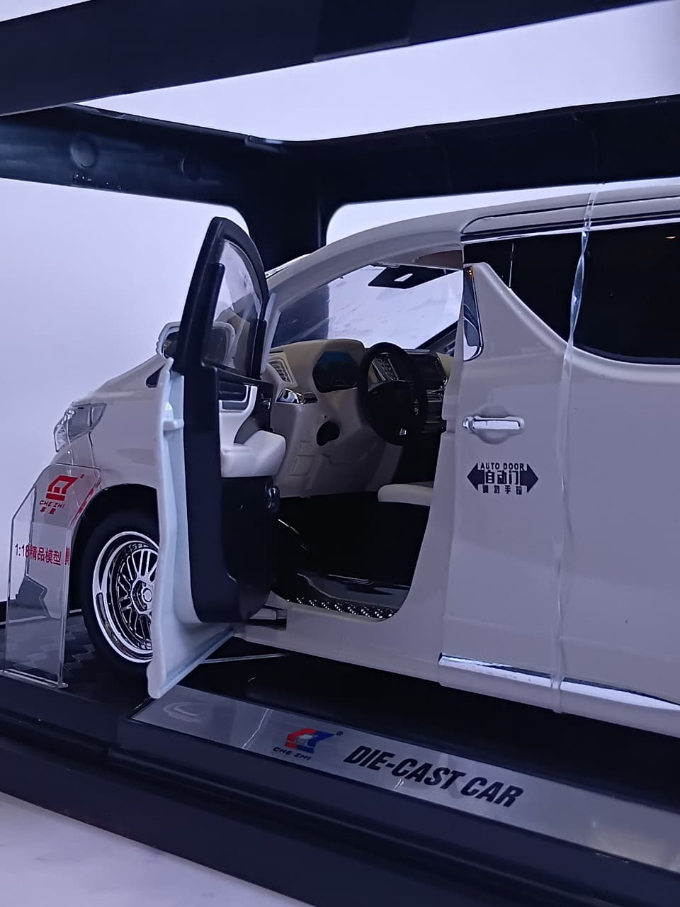 CHEZHI MODEL TOYOTA DIE CAST SOUND AND LIGHT PULL BACK SERIES CZ803B 1:18 WHITE