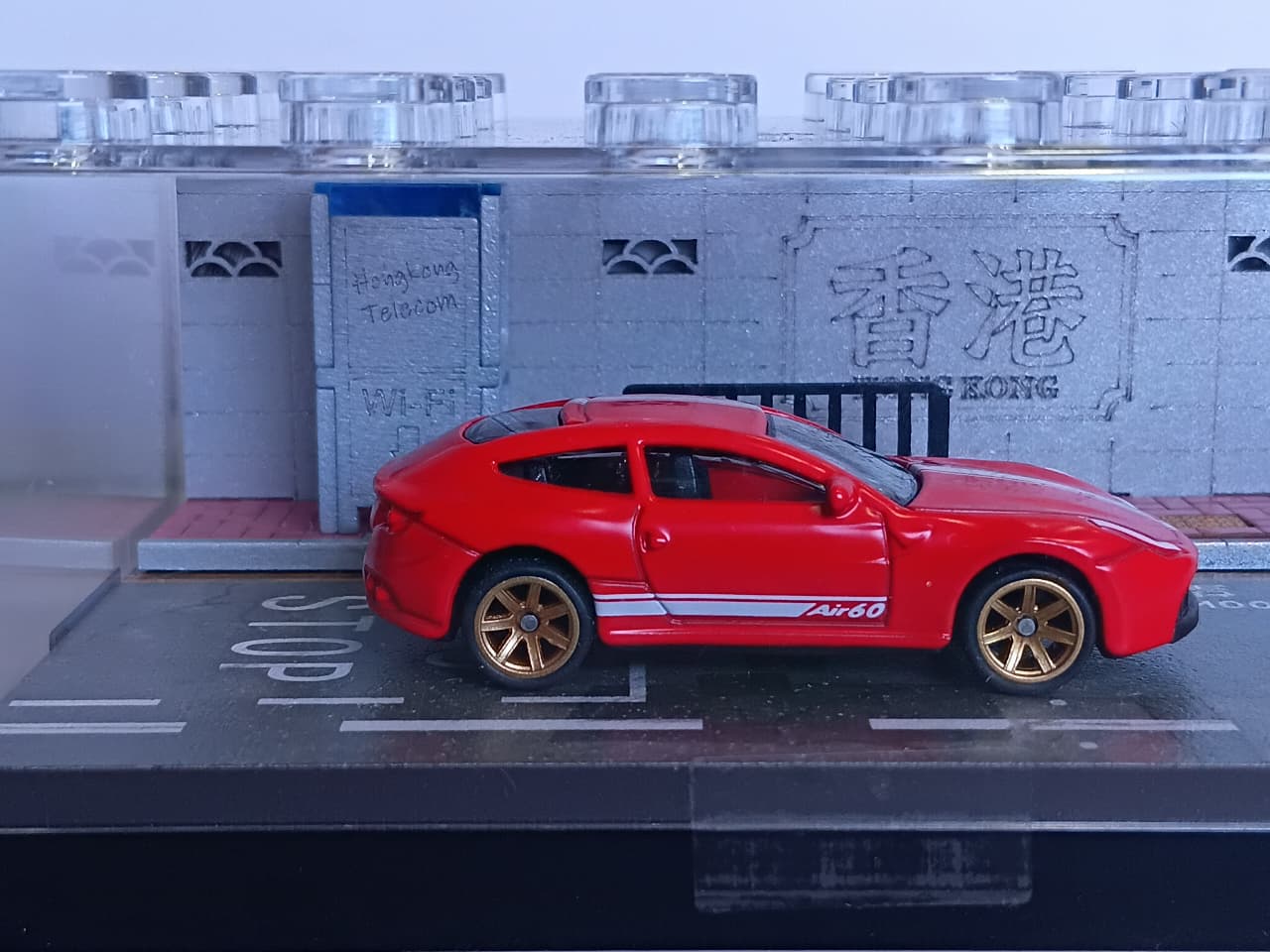 SPORTS CAR 95577-30 1:64 MINIATURE DIORAMA DISPLAY – PREMIUM CITY STREET SCENE WITH ACRYLIC CASE RED