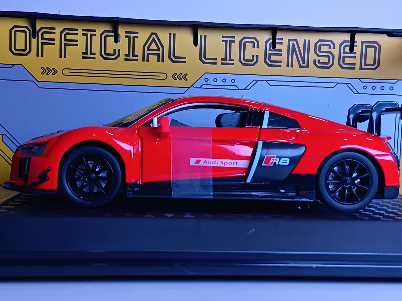 CCA AUDI R8 LMS 1/24 SCALE RED 68262K