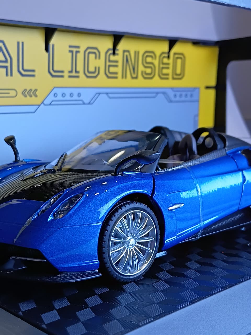 CCA PAGANI HUAYRA ROADSTER BLUE 1/24 SCALE 68264K