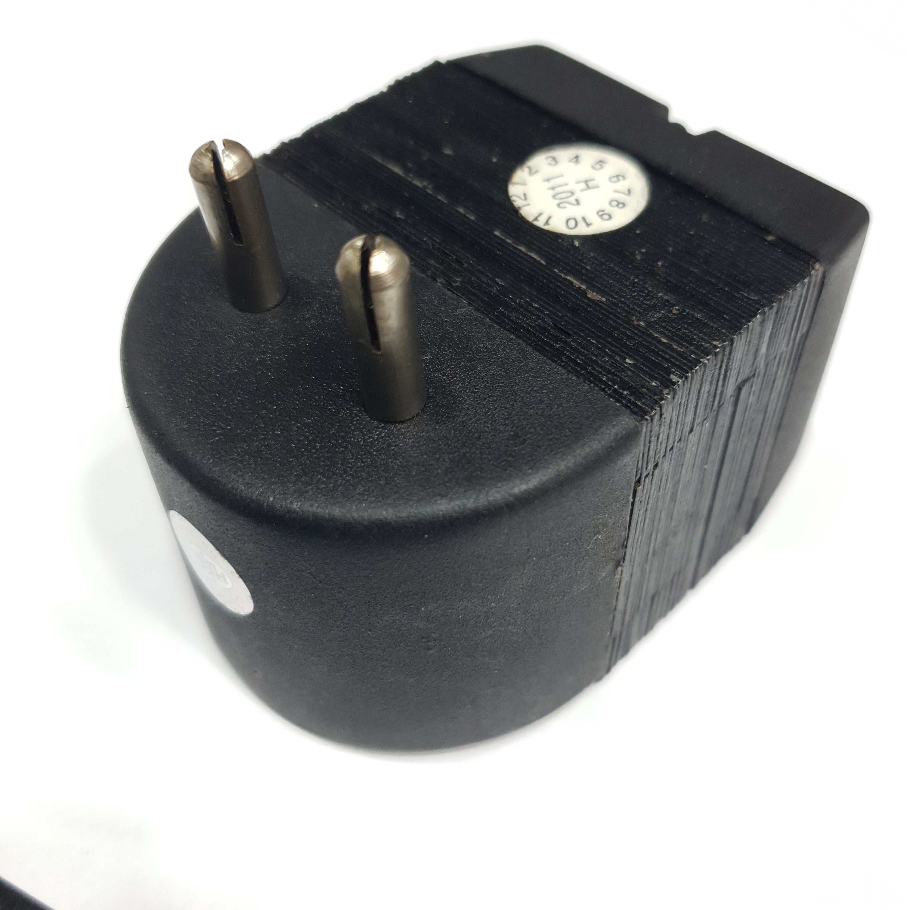 VOLTAGE CONVERTER AC INPUT:220-240V AC OUTPUT:110-120V AC CURRENT:50 WATT