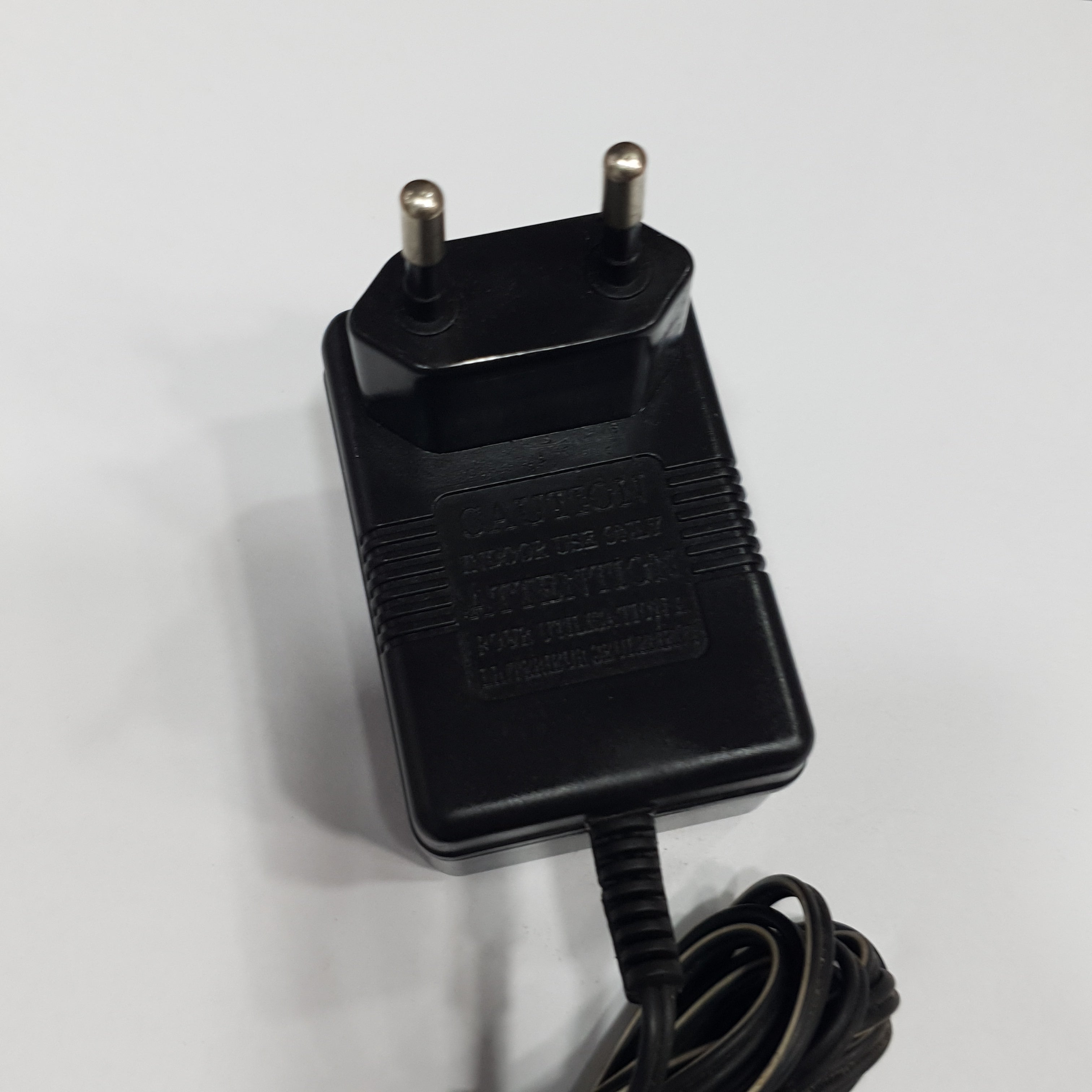 AC-DC ADAPTOR (MODEL 608) AC INPUT:220-230V DC OUTPUT:3V 200MA WITH 5.5MM X 2.5MM BARREL PIN