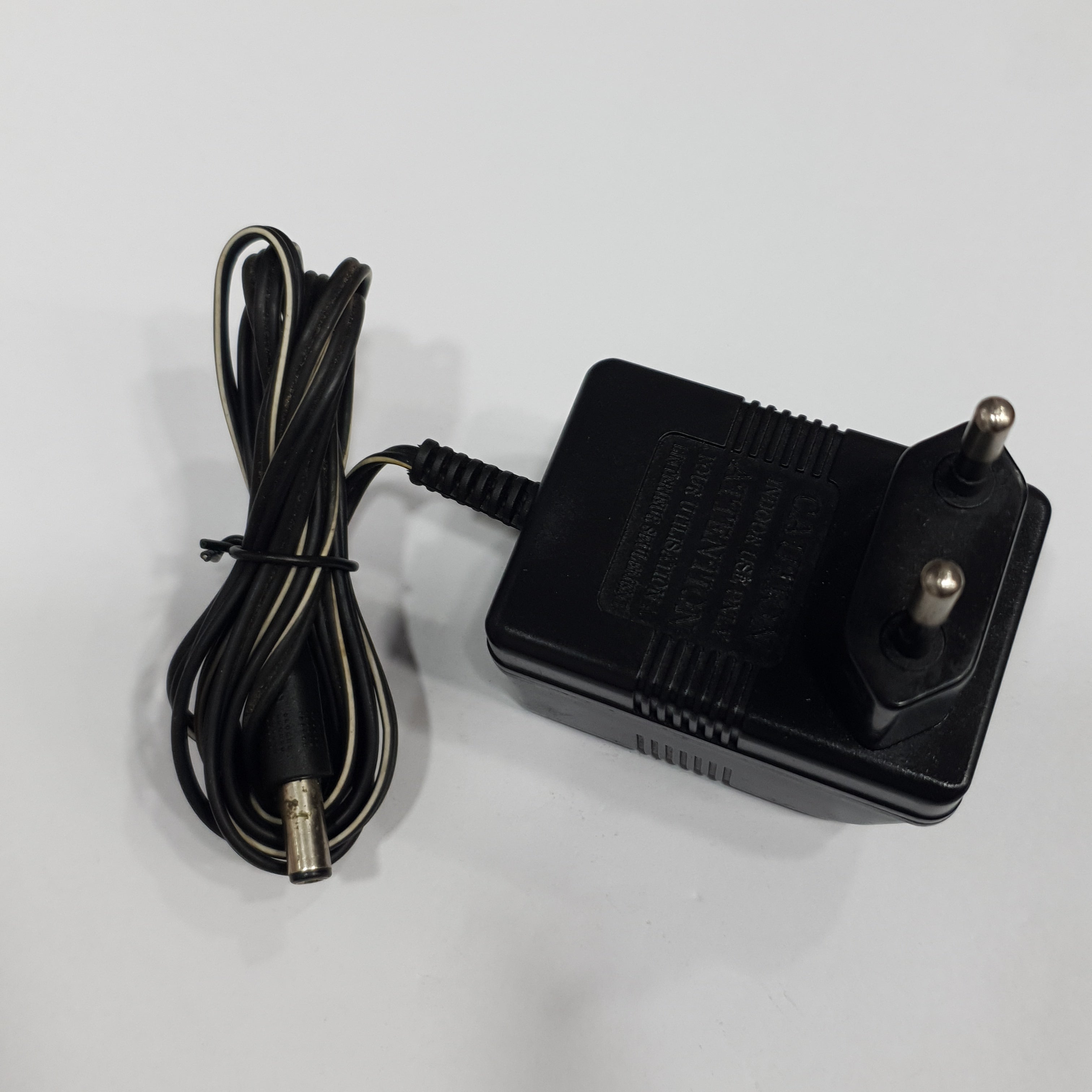 AC-DC ADAPTOR (MODEL 608) AC INPUT:220-230V DC OUTPUT:3V 200MA WITH 5.5MM X 2.5MM BARREL PIN