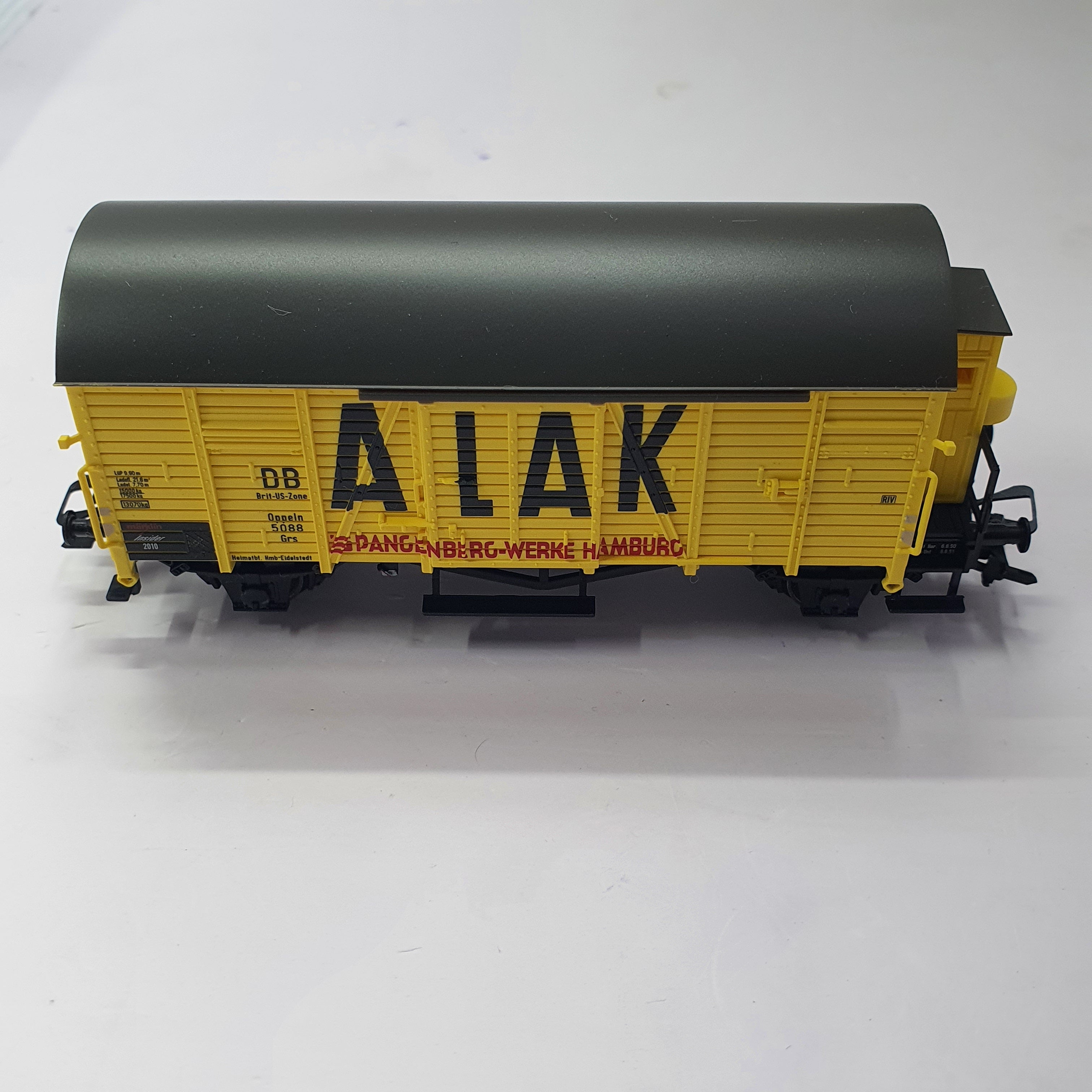 MARKLIN H0 48160 1/87 SCALE COVERED GOODS WAGON WITH BRAKEMAN's CAB JAHRESWAGEN 2010