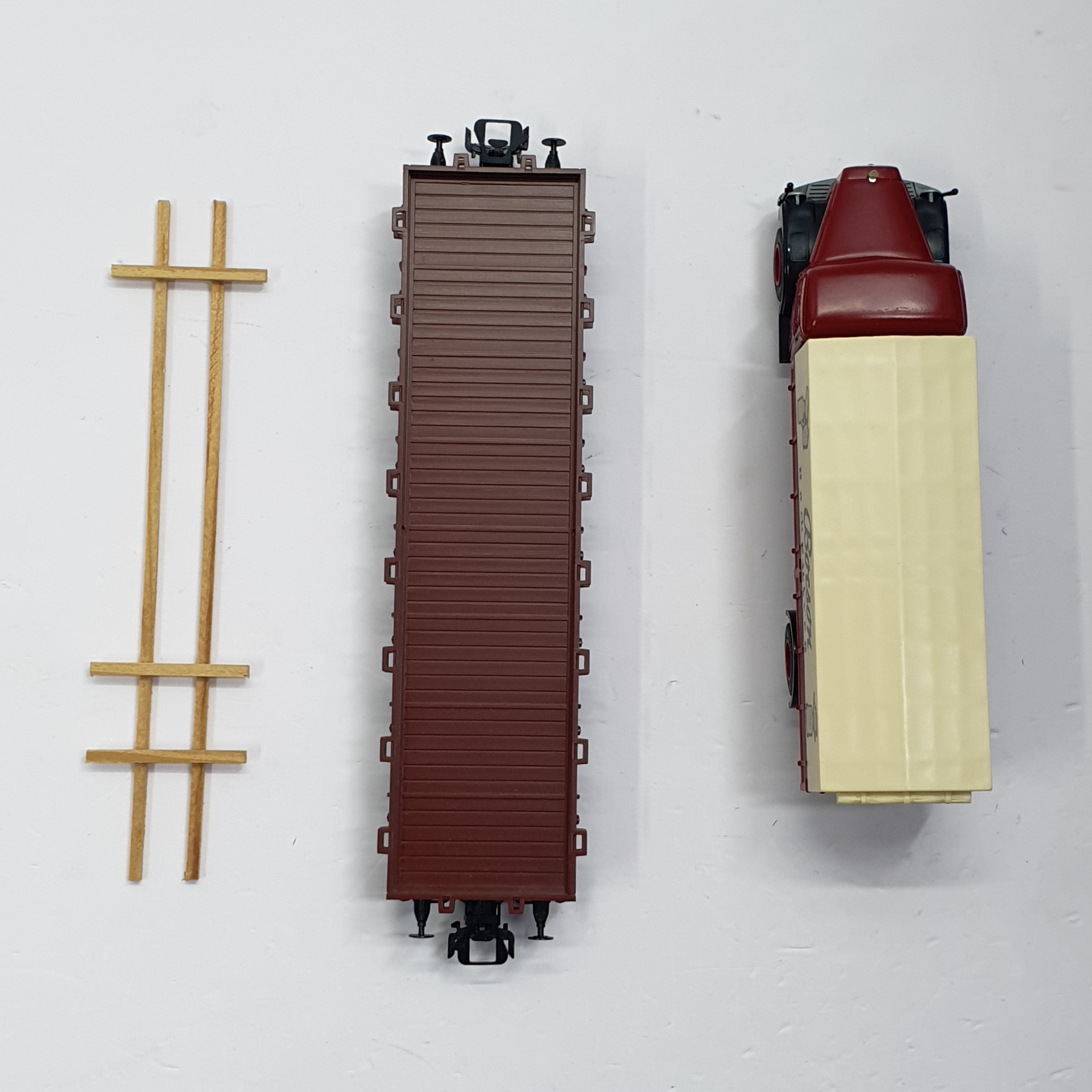 MARKLIN H0 46361 1/87 SCALE  DB R02 STAKE CAR WITH MAN F8 FLATBED TRUCK LOAD
