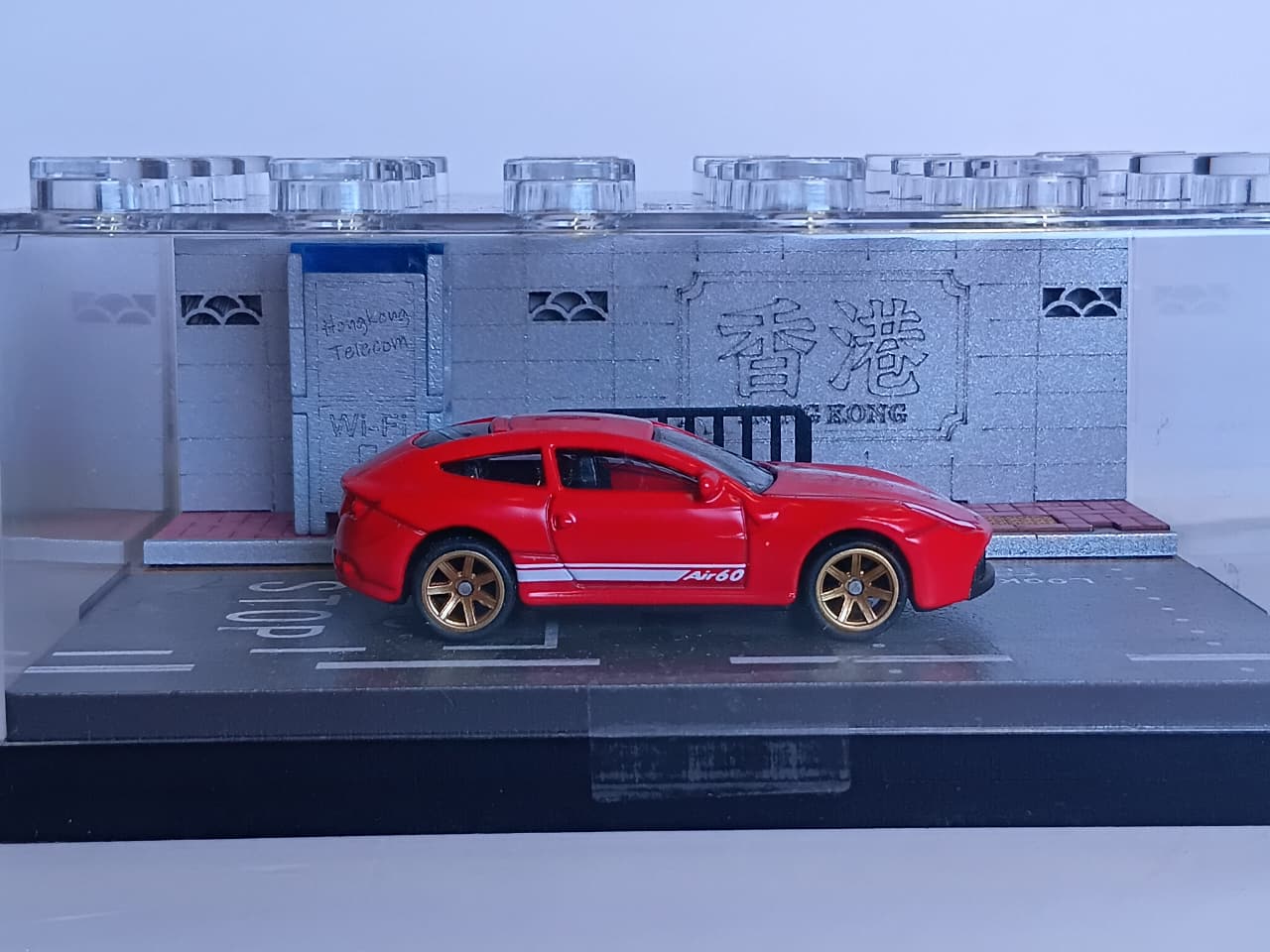 SPORTS CAR 95577-30 1:64 MINIATURE DIORAMA DISPLAY – PREMIUM CITY STREET SCENE WITH ACRYLIC CASE RED