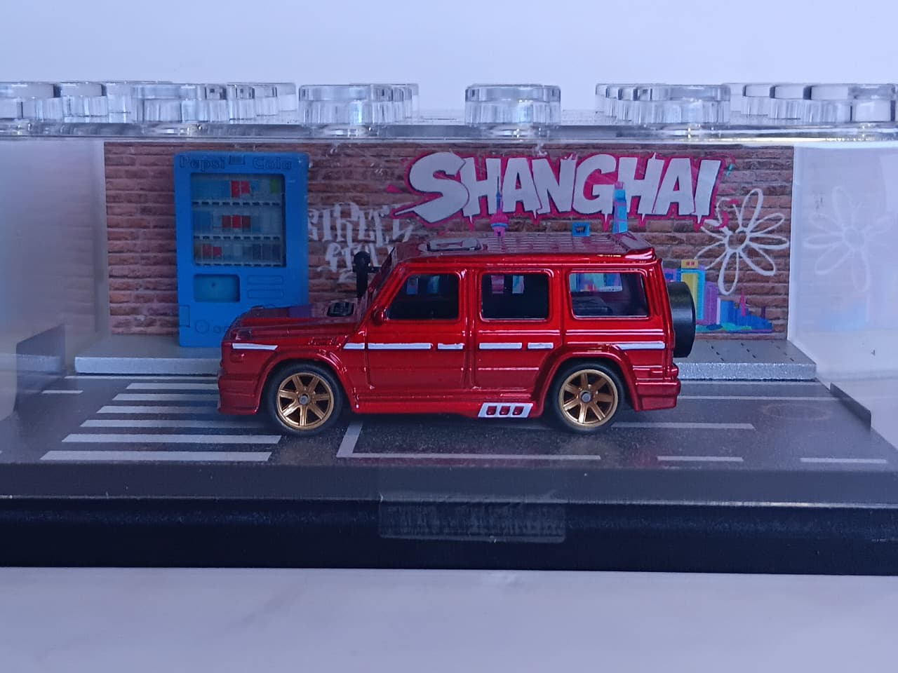 RED LUXURY DIORAMA SUV RACING CAR MINIATURE 1:64 SCALE 95577-30