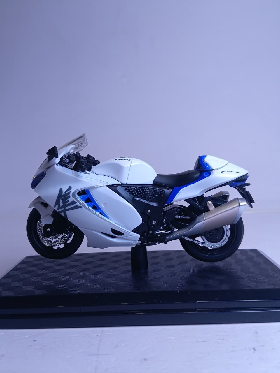 HAYABUSA M18-5B 1:18 SUZUKI DIE-CAST BIKE MODEL WHITE/BLACK