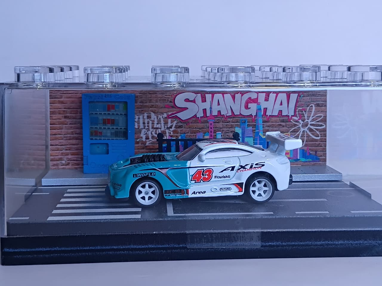 WHITE & TEAL 95577-30 1:64 RACING CAR MINATURE DIORAMA DISPLAY- PREMIUM STREET ART SCENE WITH ACRYLIC CASE