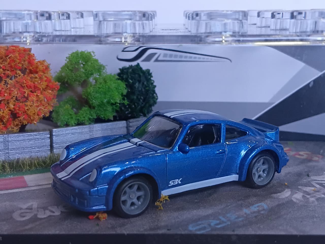 BLUE  SPORTS DIORAMA CAR MINIATURE 1:64 SCALE 95577-30