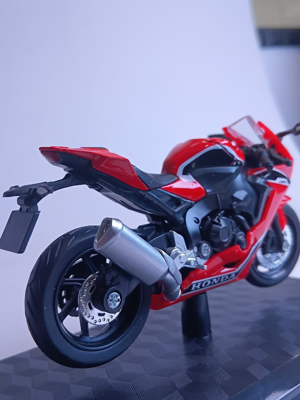 F3 HONDA CBR 1000RR M18-2B 1:18 HONDA DIE-CAST BIKE MODEL RED / BLACK