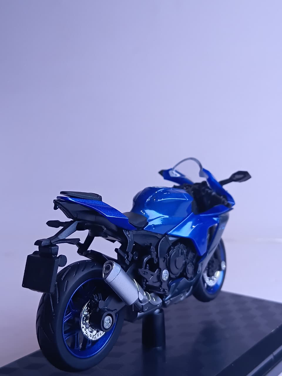 F3 YAMAHA R1 M18-4B 1:18 DIE-CAST BIKE MODEL BLUE/BLACK