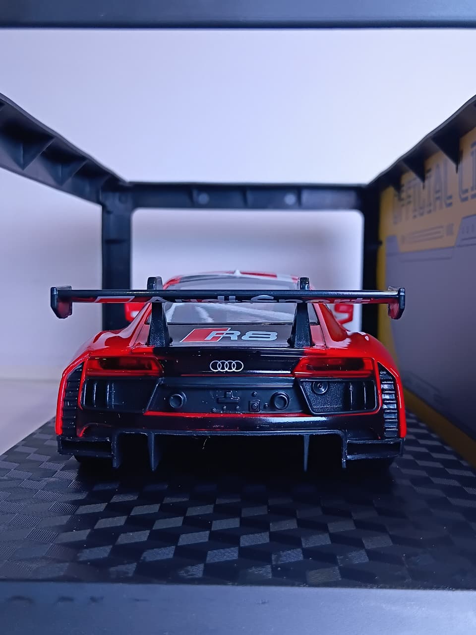 CCA AUDI R8 LMS 1/24 SCALE RED 68262K