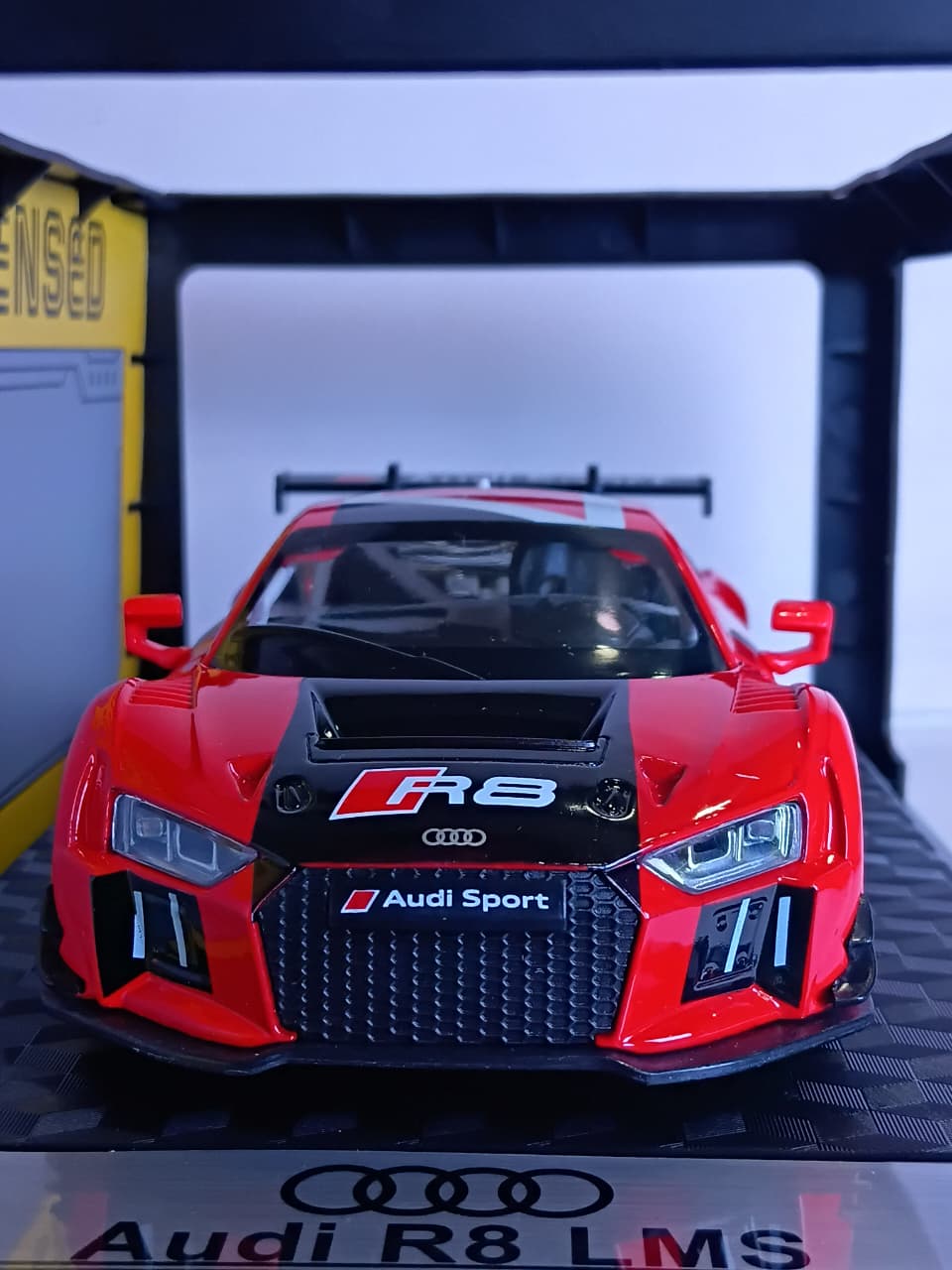 CCA AUDI R8 LMS 1/24 SCALE RED 68262K