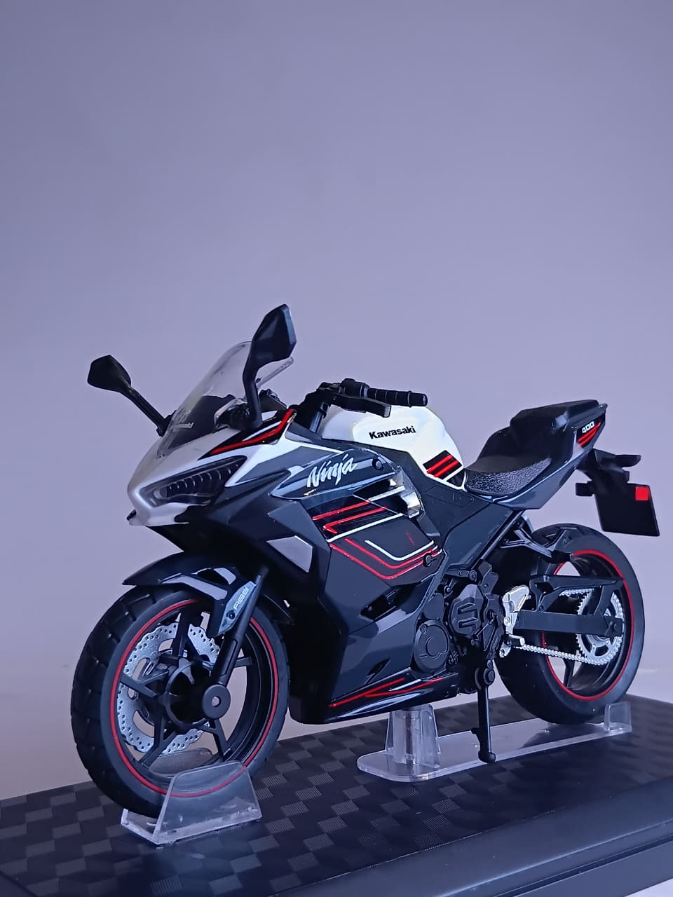 CCA 1:12 KAWASAKAI NINJA 400 DIE-CAST BIKE MODEL 31729 WHITE/BLACK