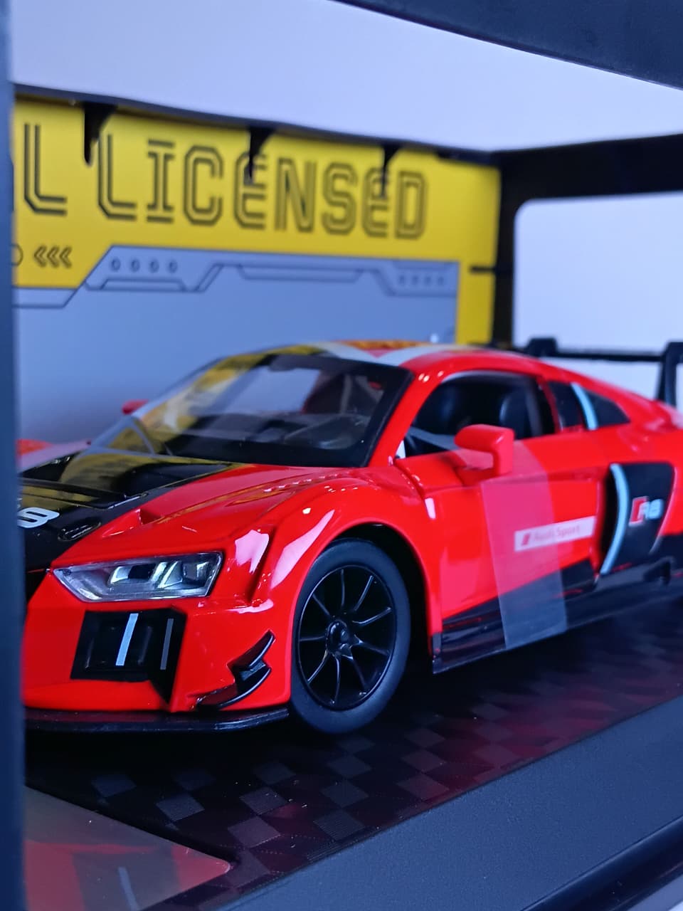 CCA AUDI R8 LMS 1/24 SCALE RED 68262K