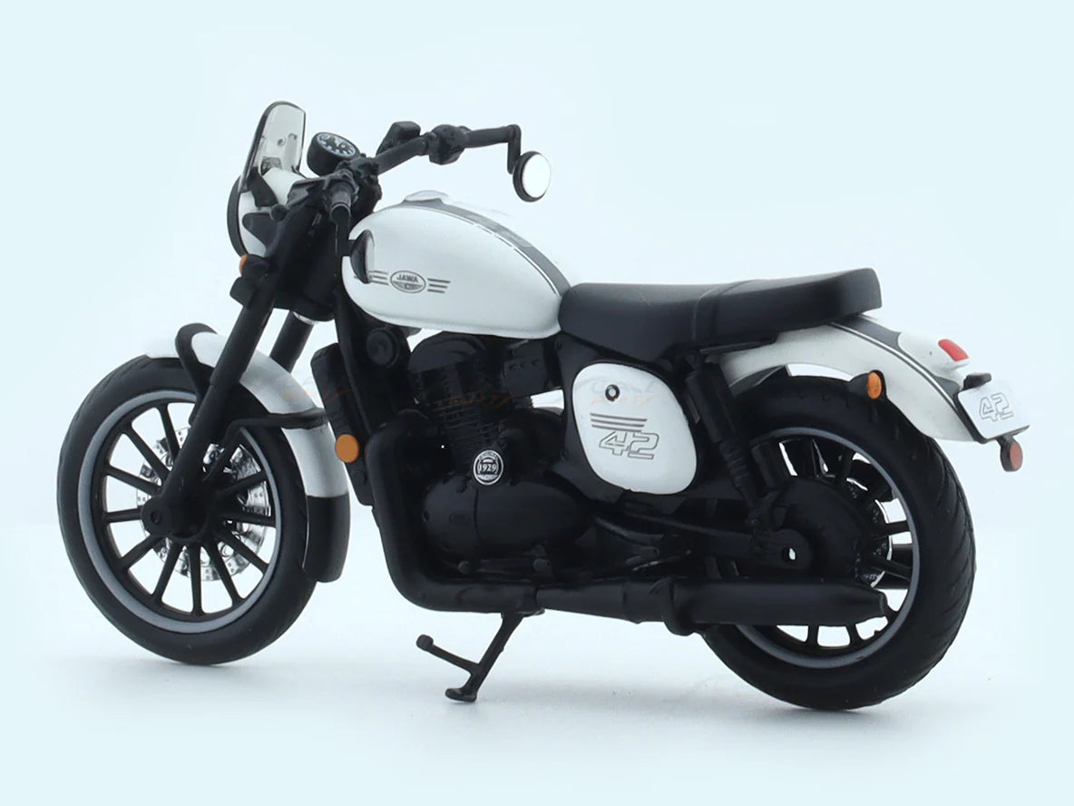 MAISTO JAWA 42 WHITE 1:18 SCALE DIECAST CLAJMT00320