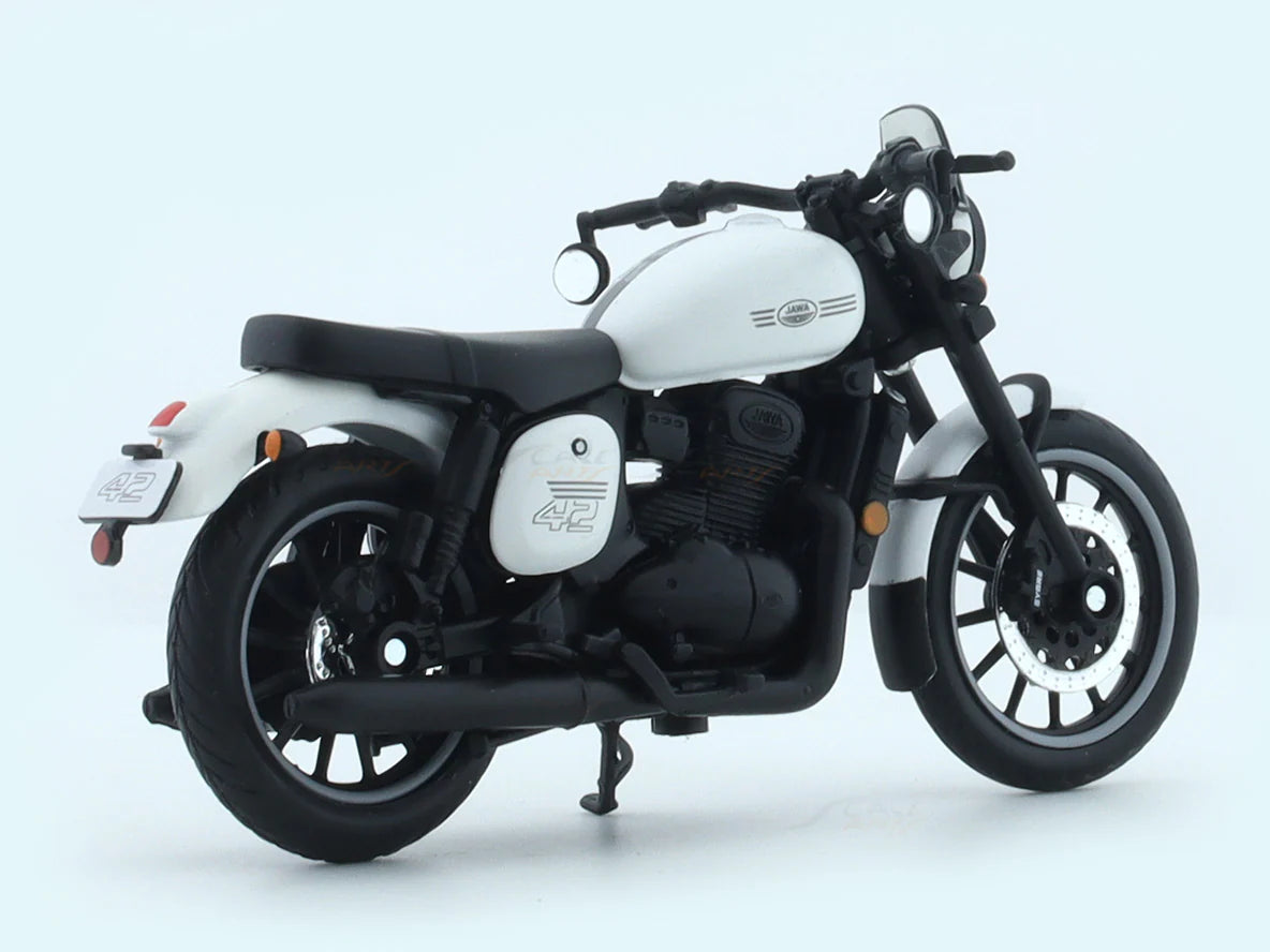 MAISTO JAWA 42 WHITE 1:18 SCALE DIECAST CLAJMT00320