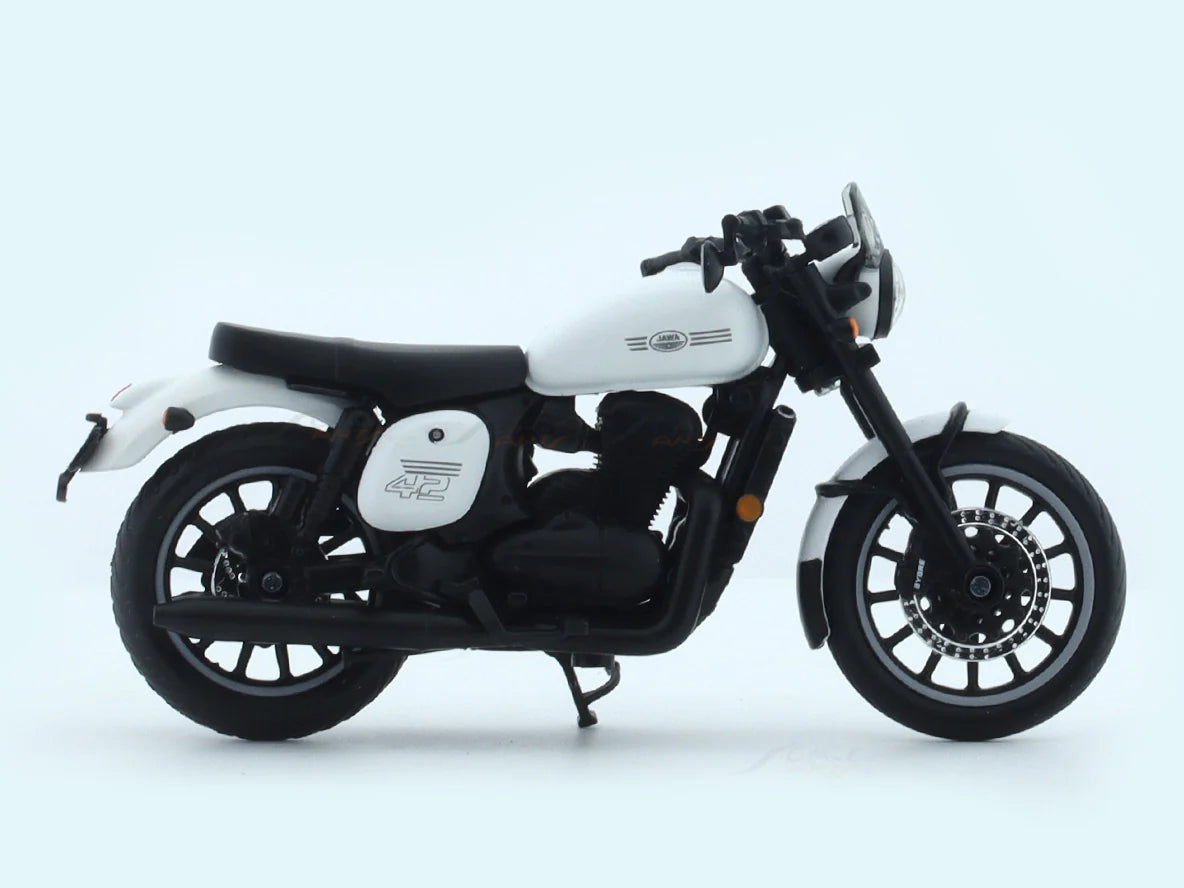 MAISTO JAWA 42 WHITE 1:18 SCALE DIECAST CLAJMT00320