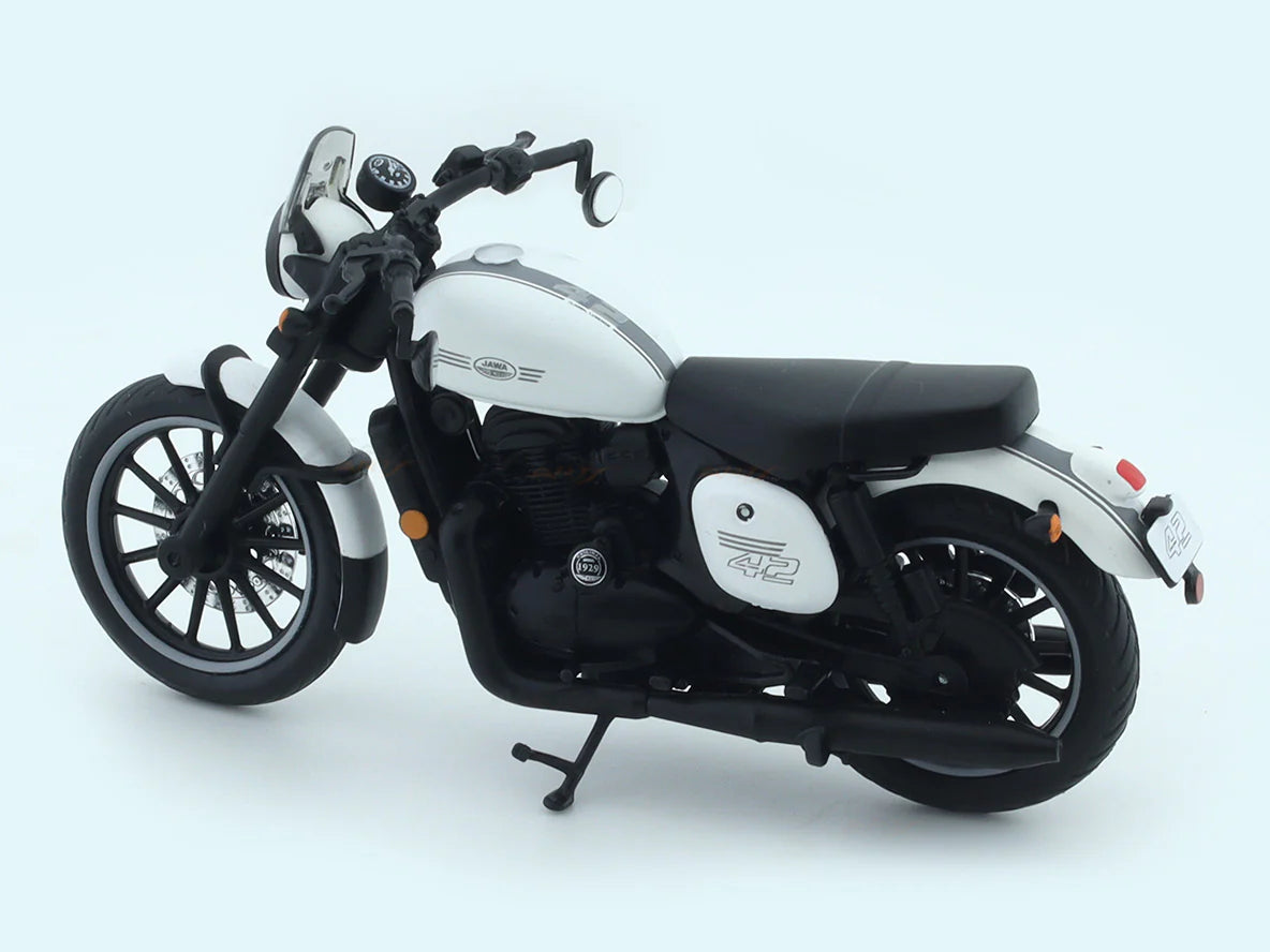 MAISTO JAWA 42 WHITE 1:18 SCALE DIECAST CLAJMT00320