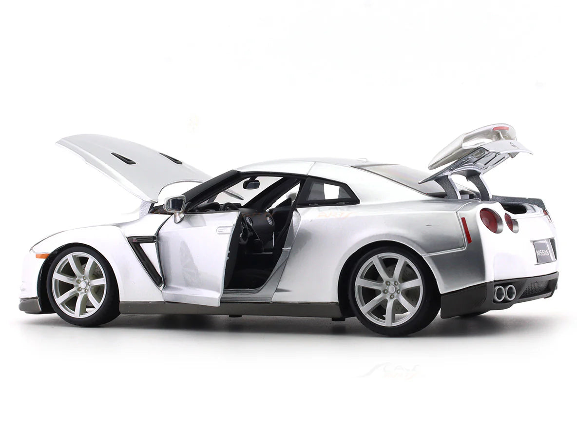 BBURAGO 2009 NISSAN GT-R (R35) LIQUID SILVER 1/18 SCALE 18-01921
