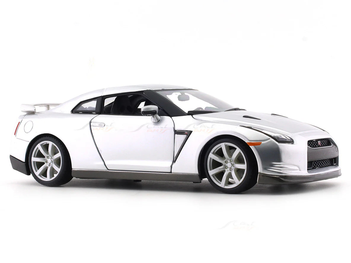 BBURAGO 2009 NISSAN GT-R (R35) LIQUID SILVER 1/18 SCALE 18-01921