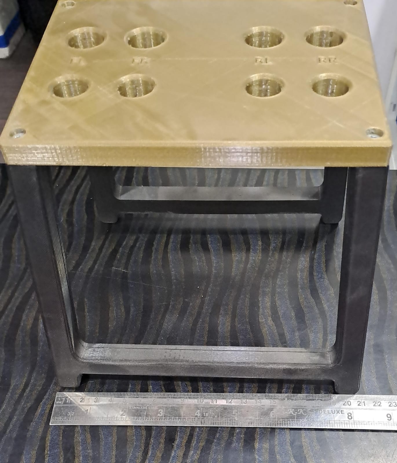 RC CAR STAND-GOLDEN