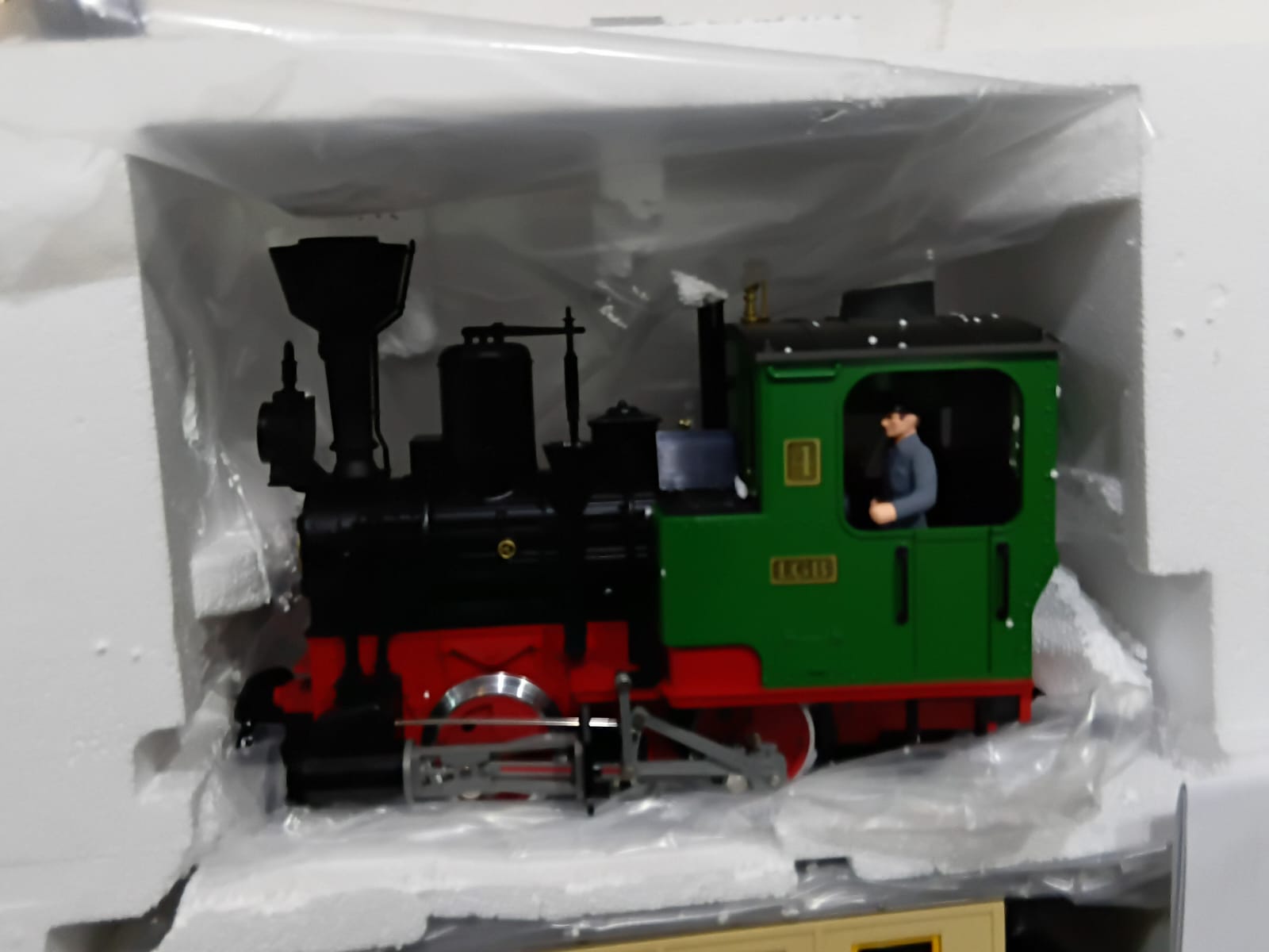 LGB 70307 PASSENGER TRAIN STARTER KIT - L70307 - MINIATURE GARDEN TRAIN WITH LOCOMOTIVE AND TWO CARS, OUTDOOR RAILWAY, G TRACK, 85 X 12 X 16 CM