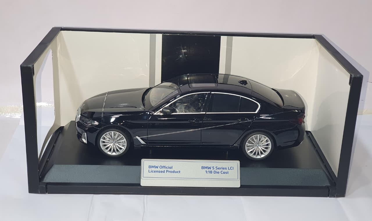 BMW H1282 5 SERIES LCI 1:18 OPENING DOORS DIE CAST MODEL BLACK