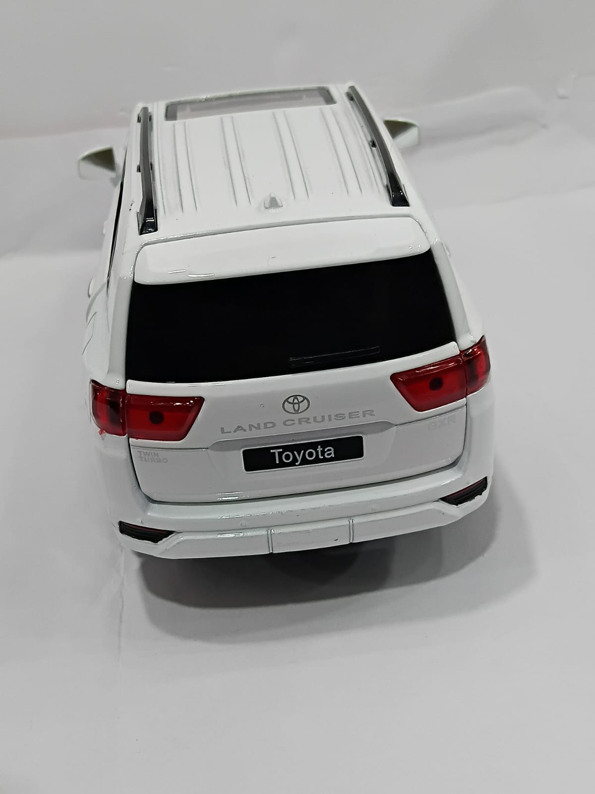 TOYOTA H08222C 1/24 LIGHT MUSIC WITH PULL BACK FUNCTION DIECAST MODEL CAR WHITE COLOR