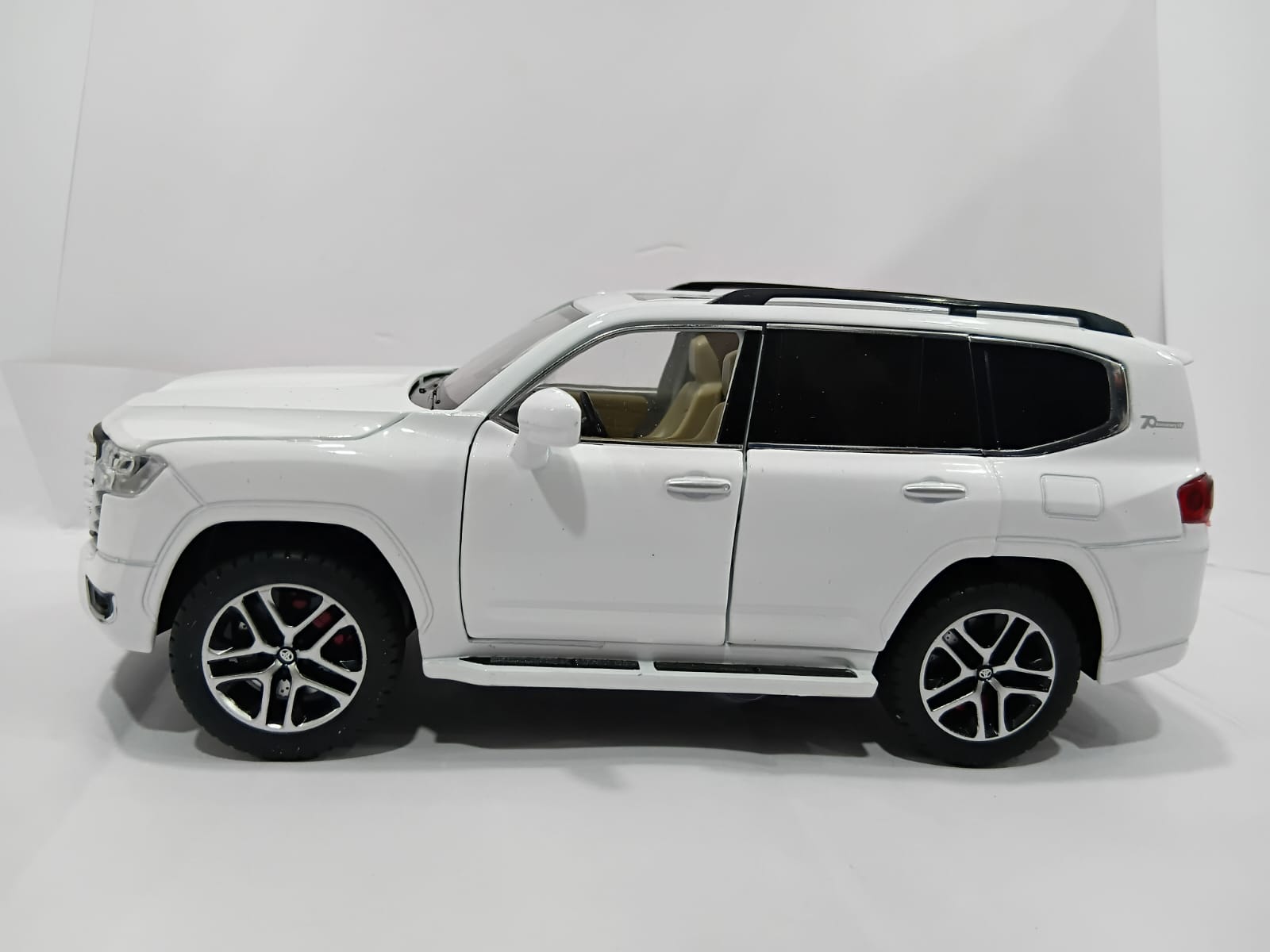 TOYOTA H08222C 1/24 LIGHT MUSIC WITH PULL BACK FUNCTION DIECAST MODEL CAR WHITE COLOR