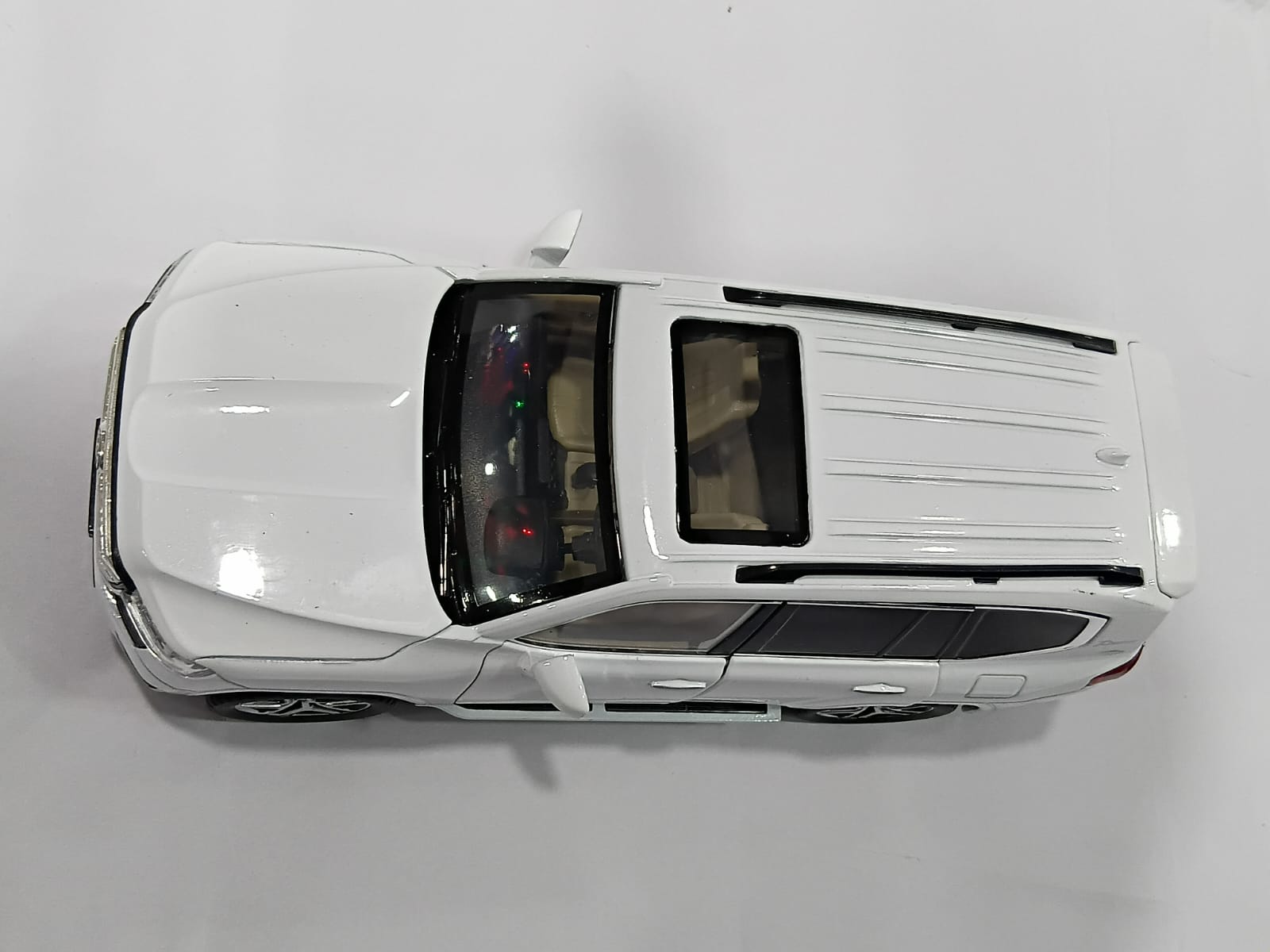 TOYOTA H08222C 1/24 LIGHT MUSIC WITH PULL BACK FUNCTION DIECAST MODEL CAR WHITE COLOR