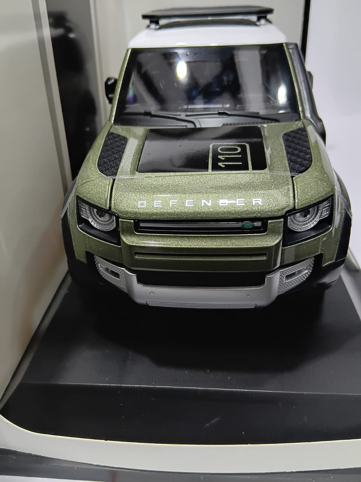 LAND ROVER DEFENDER 110 Q1002A 1:18 OPENING DOORS AND LED LIGHT WITH SOUND FUNCTION DIE-CAST MODEL GREEN