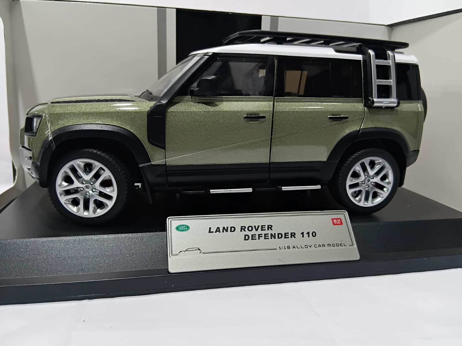 LAND ROVER DEFENDER 110 Q1002A 1:18 OPENING DOORS AND LED LIGHT WITH SOUND FUNCTION DIE-CAST MODEL GREEN