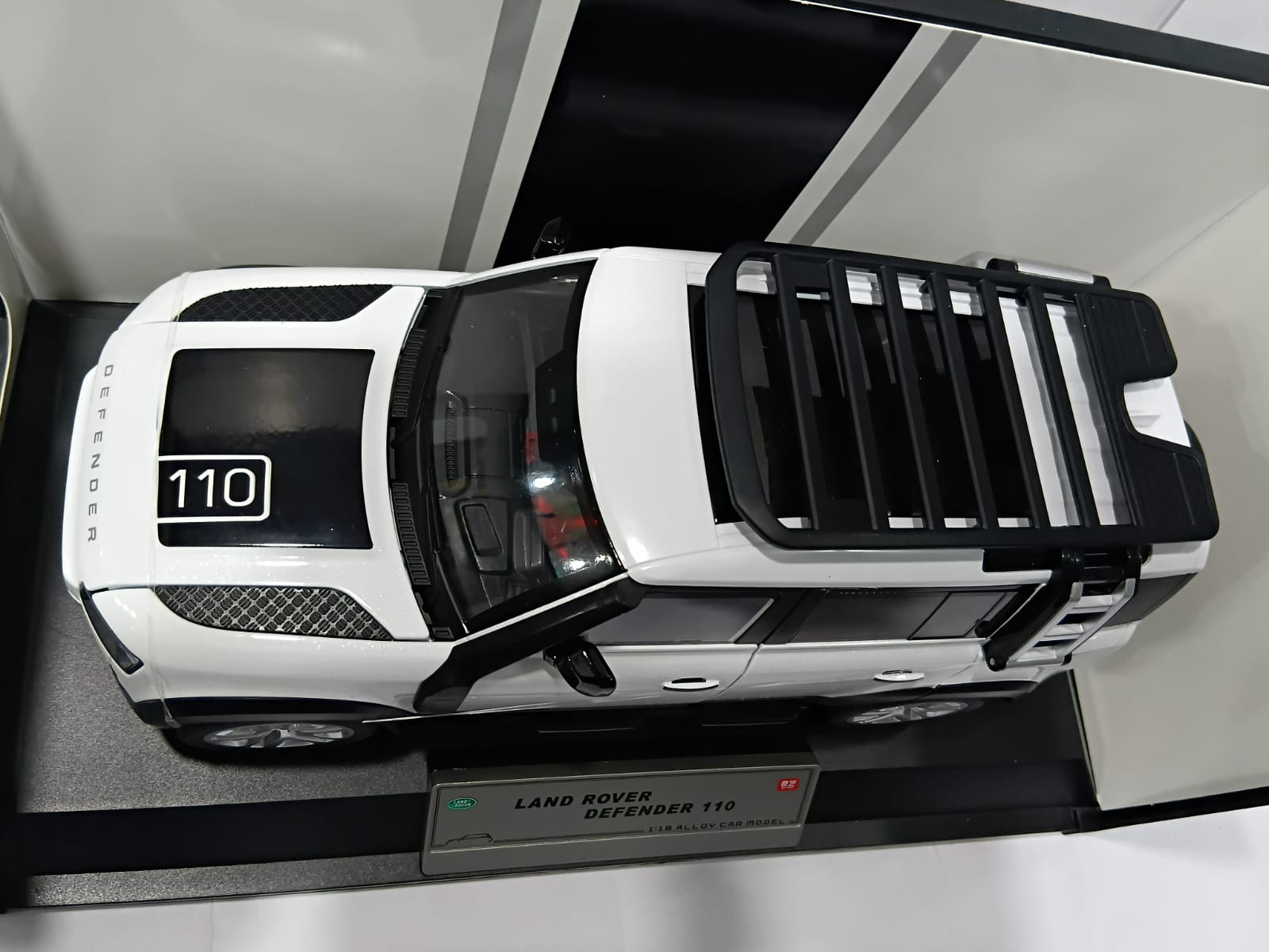 LAND ROVER DEFENDER 110 Q1002A 1:18 OPENING DOORS AND LED LIGHT WITH SOUND FUNCTION DIE-CAST MODEL WHITE
