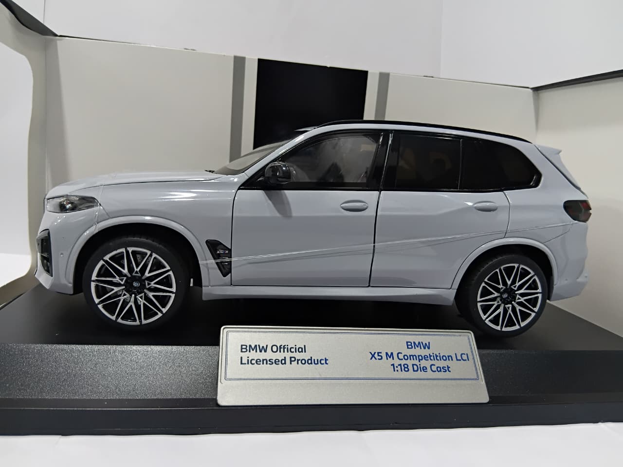 BMW X5 M H1262 COMPETITION LCI 1:18 OPENING DOORS DIE-CAST LIGHT GRAY
