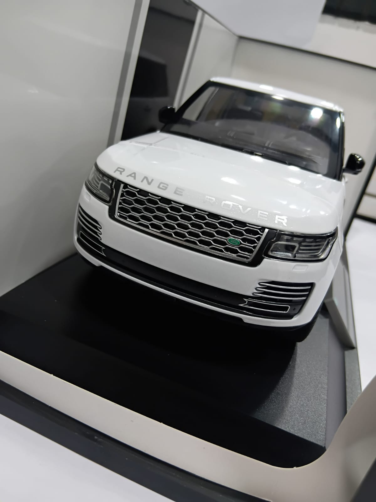 LAND ROVER Q1001A RANGE ROVER 5OTH ANNIVERSARY 1:18 OPENING DOORS AND LED LIGHT WITH SOUND FUNCTION DIE CAST MODEL WHITE