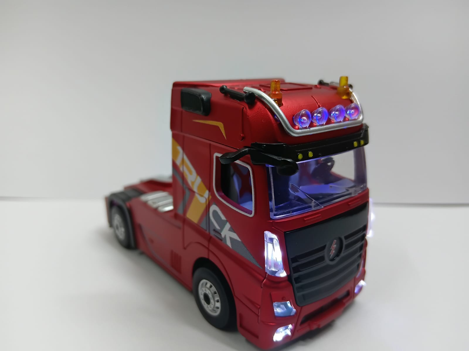 WL TOYS 6408 2.4GHZ 1/64 R/C SEMI TRUCK WITH TRAILER RED COLOR