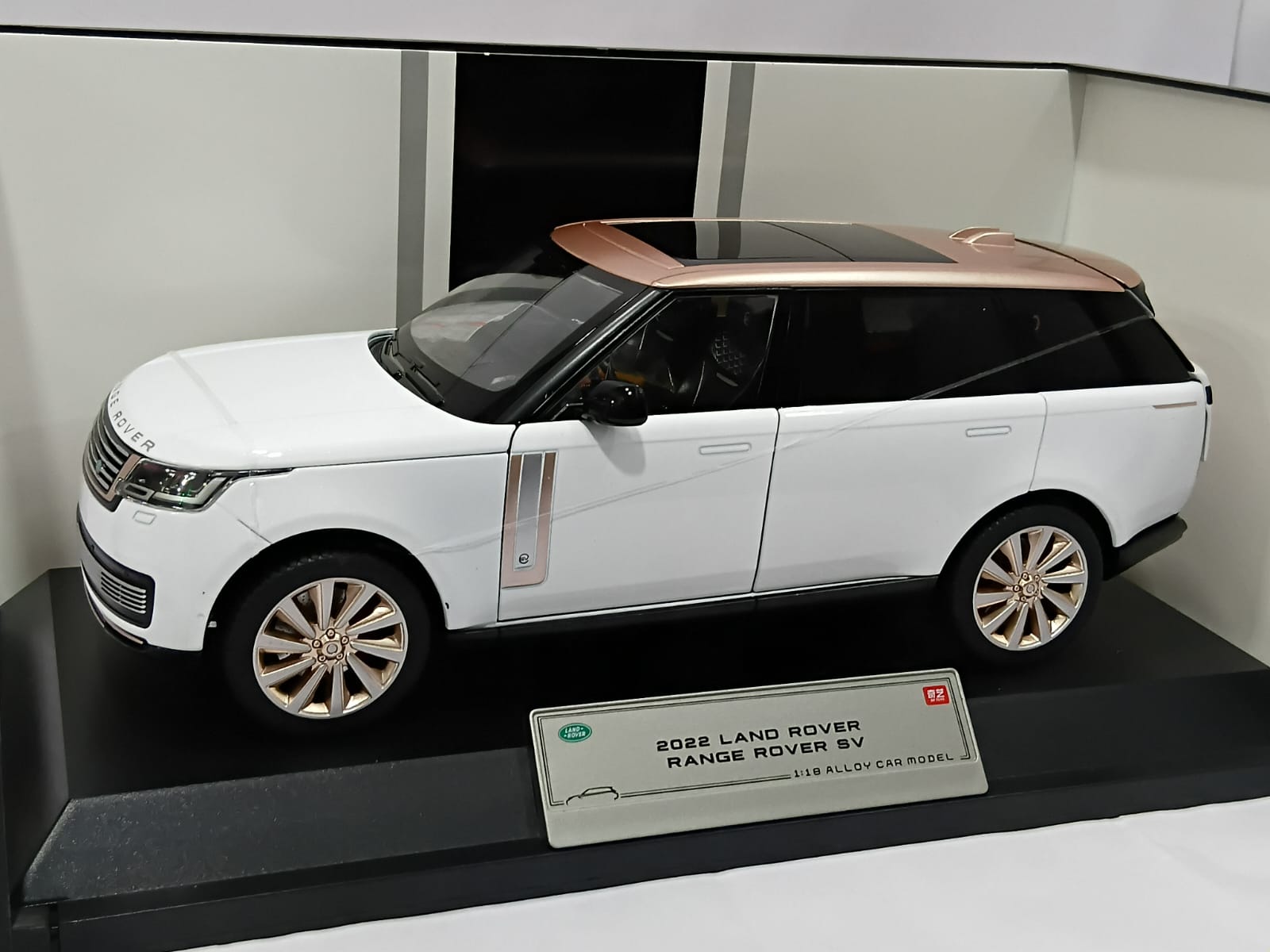 LAND ROVER Q1005A RANGE ROVER SV 2022 1:18 OPENING DOORS AND LED LIGHT WITH SOUND FUNCTION DIE-CAST MODEL WHITE