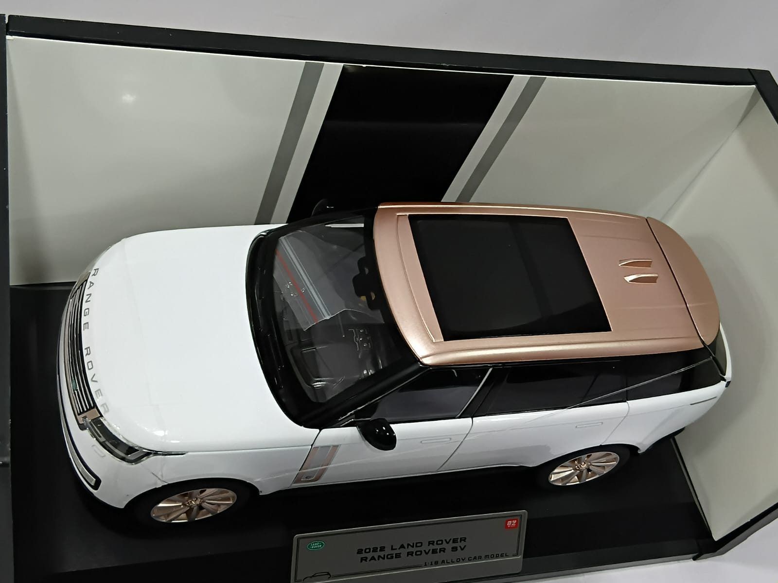 LAND ROVER Q1005A RANGE ROVER SV 2022 1:18 OPENING DOORS AND LED LIGHT WITH SOUND FUNCTION DIE-CAST MODEL WHITE