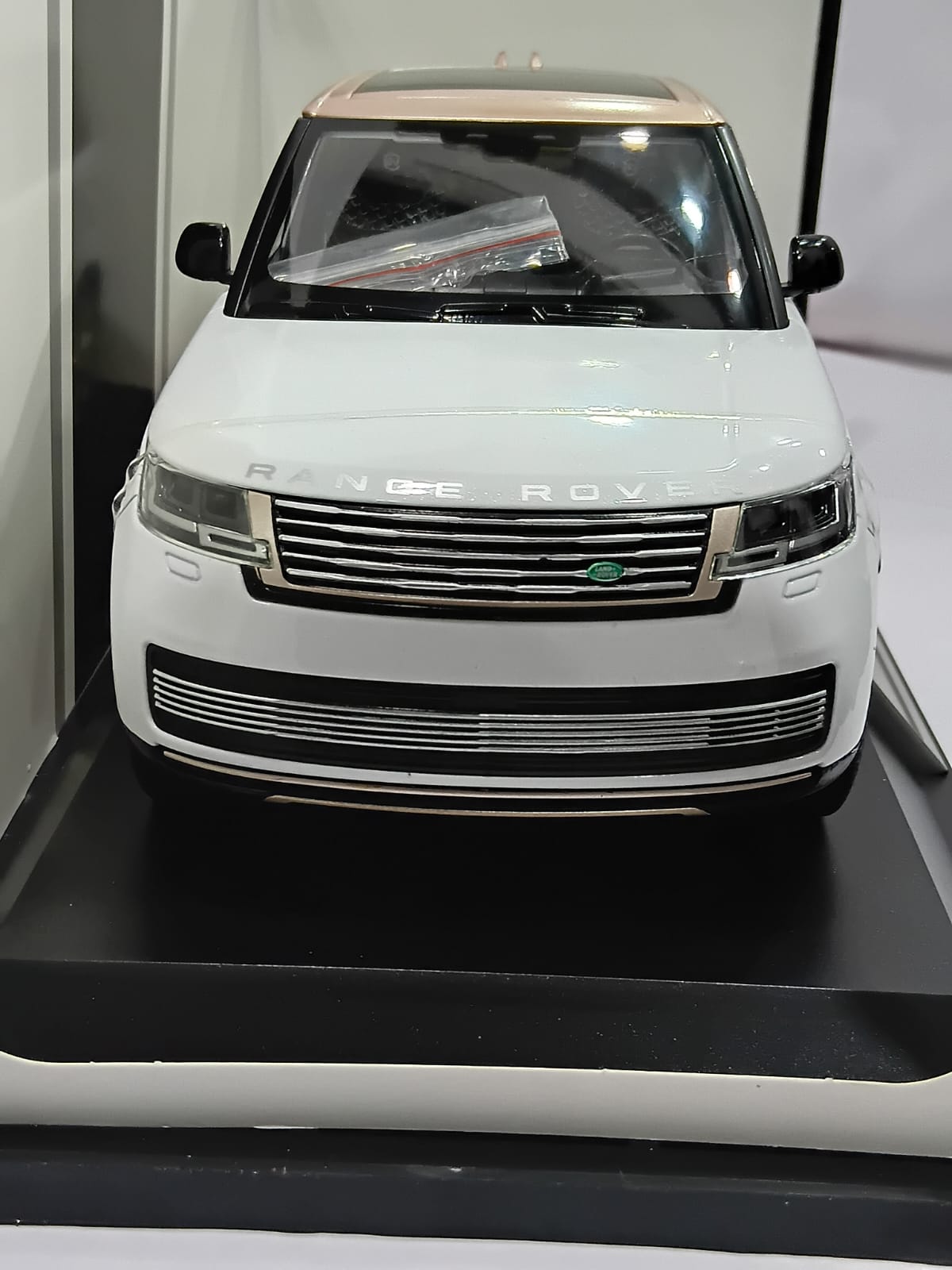 LAND ROVER Q1005A RANGE ROVER SV 2022 1:18 OPENING DOORS AND LED LIGHT WITH SOUND FUNCTION DIE-CAST MODEL WHITE