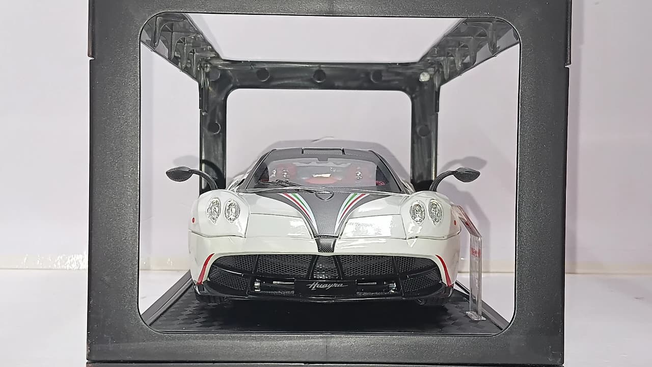 CHE ZHI CZ1809B PAGANI HUARYA 1:18 DIE-CAST SIMULATION SOUND AND LIGHT PULL BACK SERIES WHITE