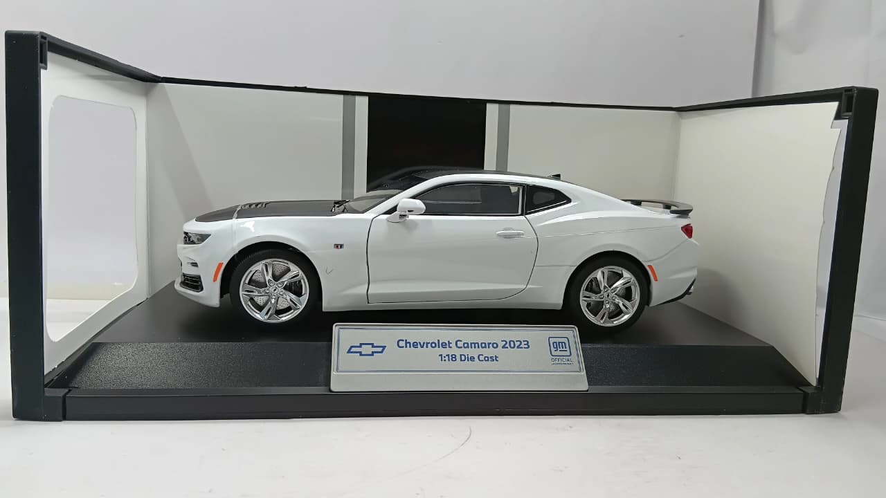 CHEVROLET CAMARO 2023 H1222 1:18 OPENING DOORS DIE-CAST MODEL WHITE